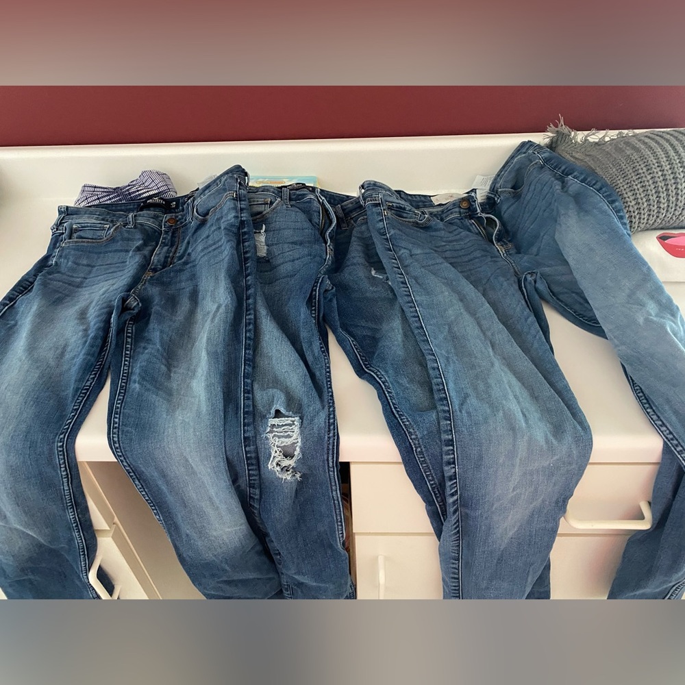 3 pair of Hollister size 7 long jeans.